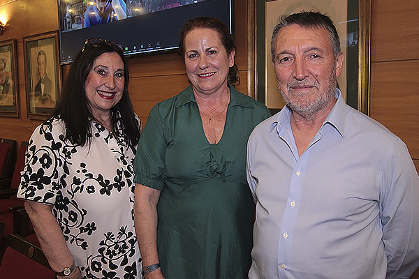  Janaina Siqueira y José Manuel Solla, acompañante y expresidente de la SEMG, respectivamente Janaina Siqueira y José Manuel Solla, acompañante y expresidente de la SEMG, respectivamente.  Janaina Siqueira y José Manuel Solla, acompañante y expresidente de la SEMG, respectivamente Janaina Siqueira y José Manuel Solla, acompañante y expresidente de la SEMG, respectivamente.