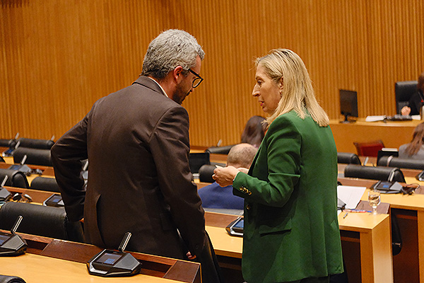 Javier Padilla conversa con Ana Pastor.