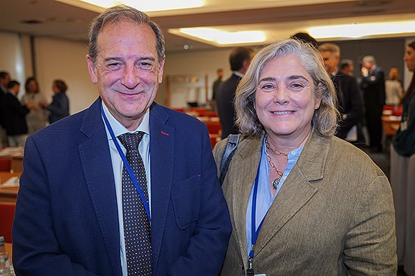 José Nieves, consejero Delegado de la Agencia de Contratación Sanitaria del Servicio Madrileño de Salud; y Nuria de Diego, directora de Área Capital de Abex.