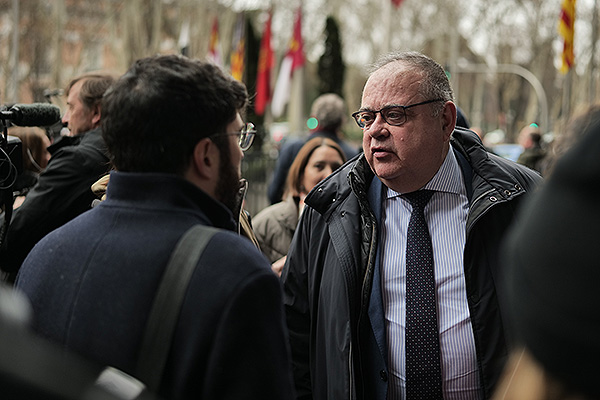 Alejandro Vázquez, consejero de Sanidad de Castilla y León charlando con Carlos Villar, jefe de Autonomías de Redacción Médica.