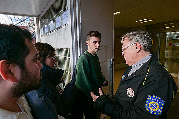 El equipo de seguridad indica las instrucciones a los aspirantes.