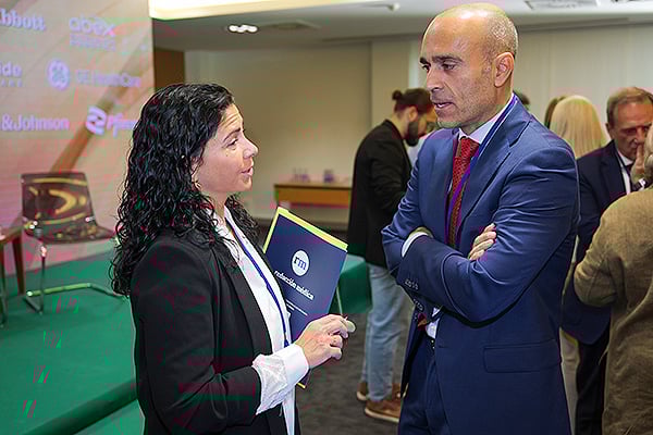 Elena Garzo, directora general Económico-Financiero y de Infraestructuras del Servicio de Salud del Principado de Asturias; y Ricardo López. 