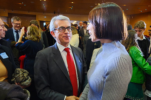 Jesús Ponce charla con la ministra Morant.