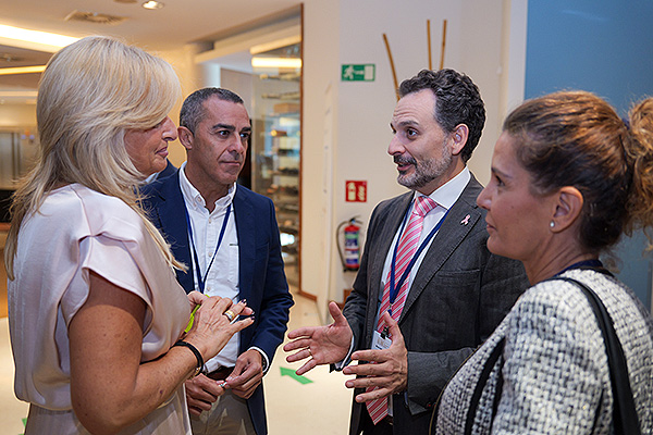 Esther Monzón; José Montelongo, director de la Escuela de Servicios Sanitarios y Sociales de Canarias; Gonzalo Maroto, director general de Imagen para España y Portugal de GE Healthcare España; y Arantxa Pascual. 