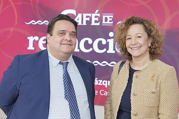 José Antonio Hernández y Silvia Fernández, directora general de Asistencia Sanitaria y Humanización del Sacyl.
