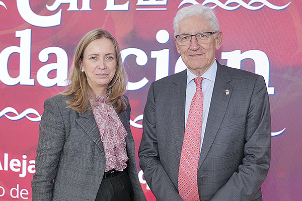 Beatriz Deza, subdirectora del Departamento de Relaciones CCAA de Farmaindustria y José Ramón Luis-Yagüe, director de Relaciones con las Comunidades Autónomas de Farmaindustria.