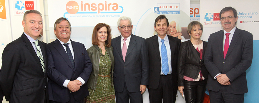 Julio de la Rosa, director de Market Access del Grupo Air Liquide; Julio Ancochea, jefe del Servicio de Neumología del Hospital de La Princesa; Margarita Salinero, coordinadora de Humanización de la Consejería de Sanidad; Jesús Sánchez Martos, consejero de Sanidad; Rodolfo Antuña, gerente de La Princesa; María Luz de Los Mártires, gerente asistencial de Atención Hospitalaria de la Consejería de Sanidad, y Manuel Molina, viceconsejero de Sanidad.