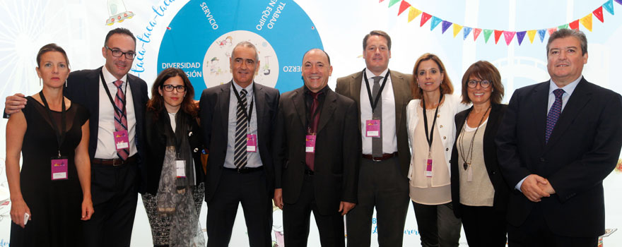 El equipo de Carburos Médica compuesto por, de izquierda a derecha: Yolanda Deus, comercial; Paco Planetes, comercial; Mireia Ureia, CT; Rafael Mayo, comercial; Félix Lasequi, comercial; Pepe Cañete, comercial; Patricia García, comercial; Marta Rodríguez, directora de Marketing; y Luis Blázquez, director comercial.