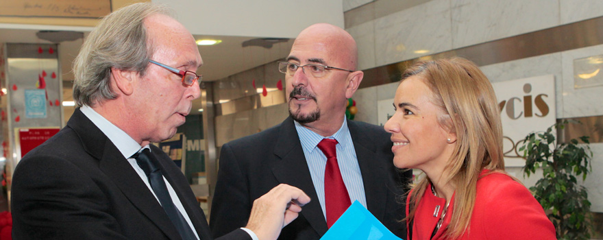 El director gerente del Hospital Ramón y Cajal, Juan José Equiza, junto al director de Coordinación de la Asistencia Sanitaria, César Pascual, y Miriam Rabaneda, directora de Planificación, Investigación y Formación