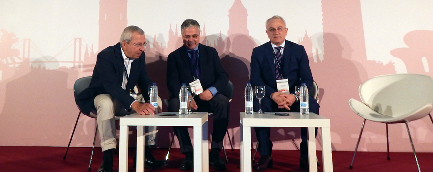 Vicente Ortún Rubio, exdecano de la facultad de Ciencias Económicas y Empresariales de la Universidad Pompeu Fabra; Fernando Carballo, presidente de Facme; y José Manuel Vázquez, jefe del servicio de Cardiología en el Hospital Juan Canalejo.