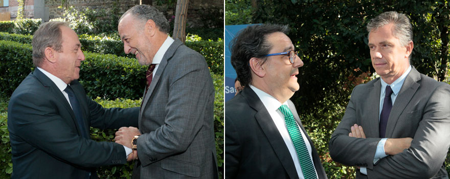 Javier Castrodeza, secretario general de Sanidad del ministerio; saludando a José María Pino, presidente de Sanitaria 2000; José María Vergeles, consejero de Sanidad de Extremadura, y Luis García Bahamonde, presidente de Abbott España.