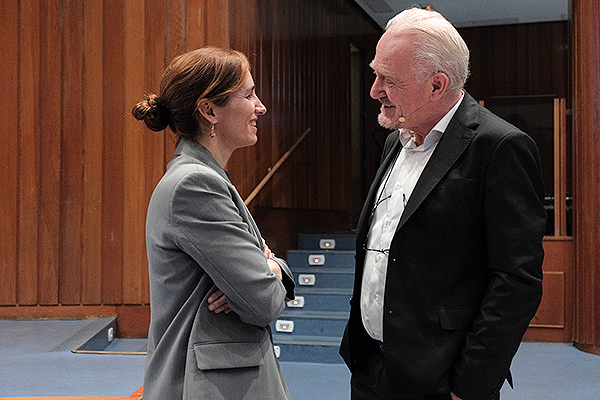  Mónica García charla con Josep Figueras.