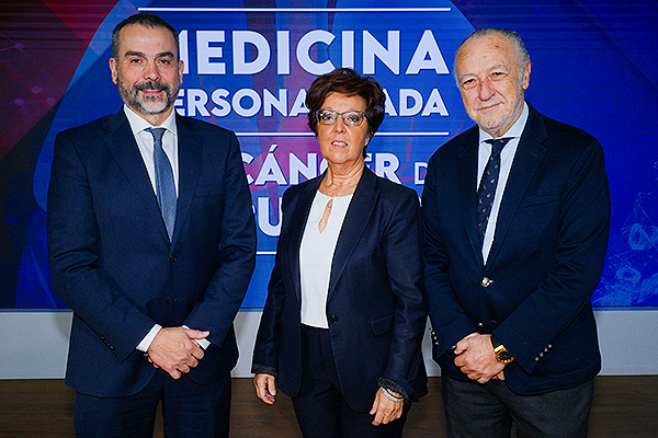 Jorge Aboal, director General de Asistencia Sanitaria del Servicio Gallego de Salud; Elena Andradas, directora General de Salud Pública de la Consejería de Sanidad de la Comunidad de Madrid; y José María Pino, presidente-Editor de Redacción Médica.