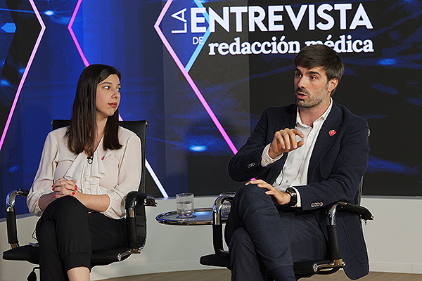 Nathalia Rizzo, responsable de Marketing para Phillips Iberia; y Jorge Hernández de Sande, responsable de Terapia guiada por imagen en la misma compañía.