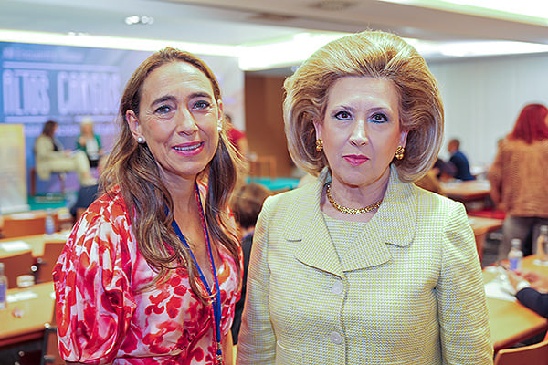 Carmen Rodríguez, gerente del Hospital Universitario de Salamanca; y Violeta Martínez, directora gerente de Sacyl.