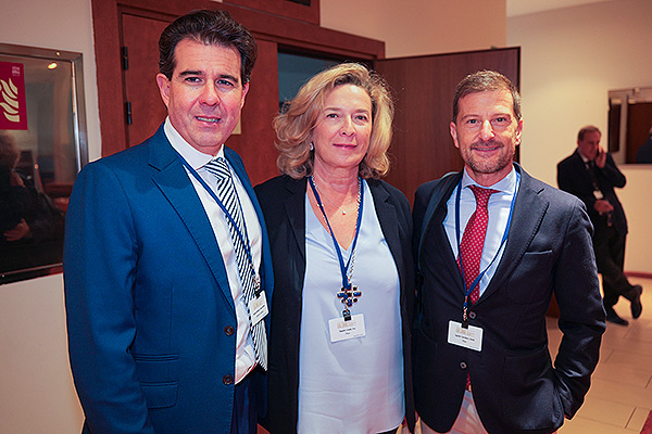 José Andrés Santos, director regional de Relaciones Institucionales de Johnson&Johnson; Eva Rapado, gerente nacional de Acceso y Relaciones Institucionales y jefa de Ventas de Pficez; y David Aguilar, director regional de Relaciones Institucionales de Pfizer.