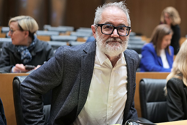 Rafael Cofiño antes de comenzar la Comisión.