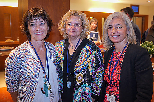 Corpus Gómez, gerente de Atención Hospitalaria del Servicio Riojano de Salud; María Isabel Priede, directora general de Farmacia, Humanización y Coordinación Sociosanitaria de la Consejería de Salud de Cantabria; y Celia Fernández, directora General de Asistencia Sanitaria y Resultados en Salud del Servicio Andaluz de Salud.