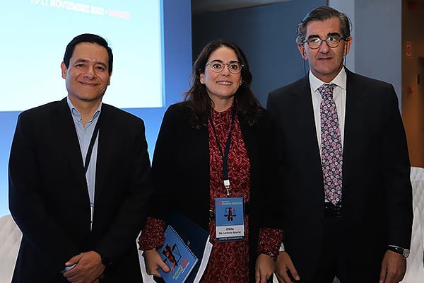 Gabriel López Serrano, director de Relaciones Institucionales y Regulación de Microsoft España; Ofelia De Lorenzo y Juan Abarca, presidente de la Fundación IDIS.