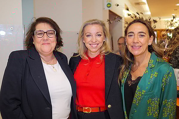 Sonsoles García, directora general de Personal y Desarrollo Profesiona; Mónica Pérez, directora técnica de Formación y Desarrollo Profesional, ambas de la Gerencia Regional de Salud de Castilla y León; y Carmen Rodríguez, gerente del Hospital Universitario de Salamanca.