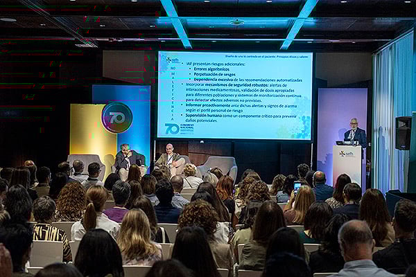 Aspecto de la sala durante la mesa de debate.