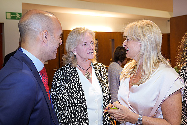 vRicardo López, director general de Sanitaria 2000; Teresa García, directora de Relaciones Institucionales de Abbott Laboratories.; y Esther Monzón.