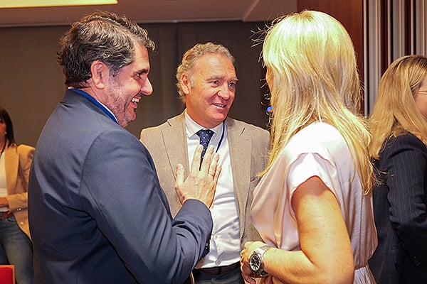 Manuel Pacheco, director de Terapias Respiratorias de Air Liquide Healthcare; y Julio de la Rosa, director de Relaciones Institucionales y Acceso al Mercado de Air Liquide Healthcare, saludan a Esther Monzón.
