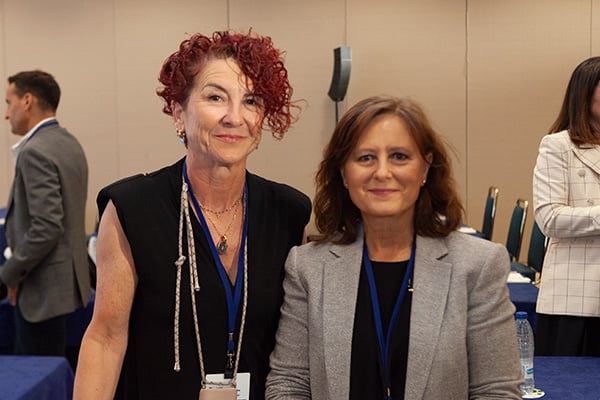 Cristina Agudo, subdirectora de Farmacia Hospitalaria y Prestaciones del Servicio Navarro de Salud; y Ana Rosa Rubio Salvador, coordinadora de Farmacia del Servicio de Salud de Castilla-La Mancha.