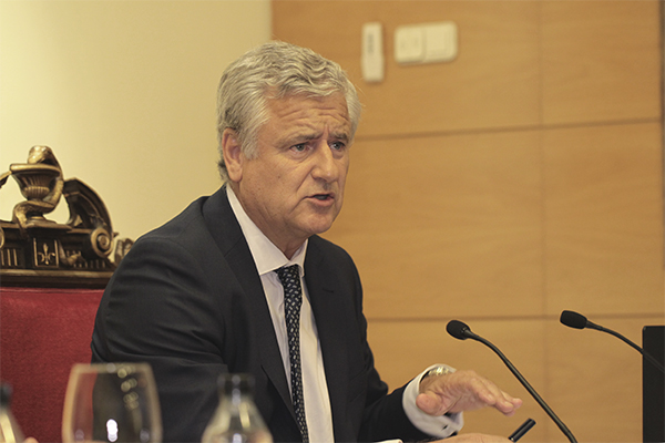 Juan Julián García, representando al Ministerio de Sanidad en el acto de la SEMG