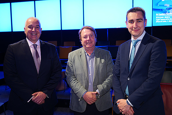 Sebastián Sanso, director general de Hospitales Universitarios San Roque; Rafael Silva, director de Relaciones Institucionales y Proyectos Estratégicos en HM Hospitales; y Daniel Cámara, director general de Grupo IMQ Navarra.