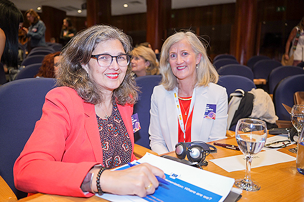 Maya Matthews, jefa de Unidad de la Health Technology Assessment; y Roisin Adams, presidenta del Grupo de Coordinación de HTA.