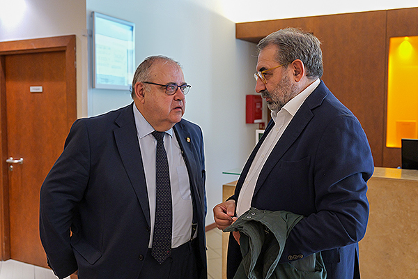Alejandro Vázquez saluda a Jesús Fernández Sanz, consejero de Sanidad de Castilla-La Mancha.