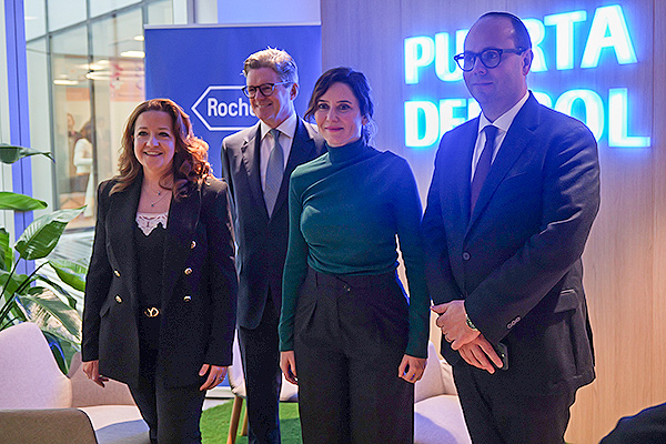 Matute, Ward, Ayuso y Wallach, en las instalaciones de la compañía farmacéutica en Madrid. 