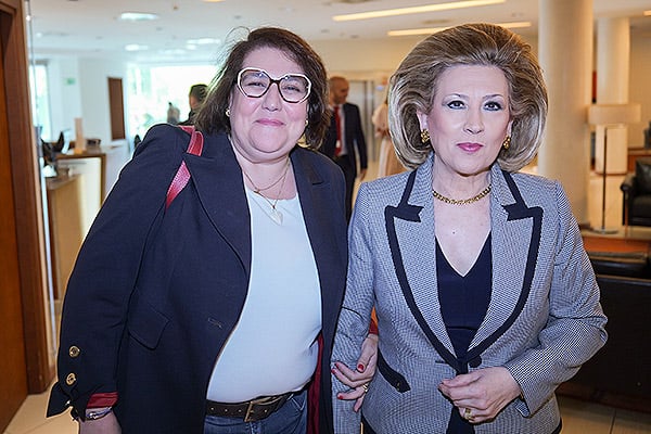 Sonsoles García Rodríguez y Violeta Martínez, directora gerente de Servicio de Salud de Castilla y León (Sacyl). 