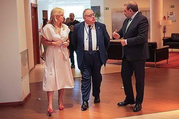 Esther Monzón junto a Alejandro Vázquez y Jesús Fernández Sanz.