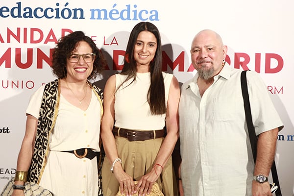 Liliana de la Higuera, directora del Centro de Atención Primaria de Colmenar de Oreja; María José Pérez, directora de Enfermería de este centro; y Abraham Ramos, responsable de Atención al Usuario (UAU).