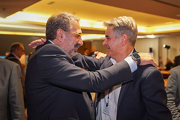 Jesús Fernández saluda a Ceciliano Franco, exdirector gerente del Servicio Extremeño de Salud.