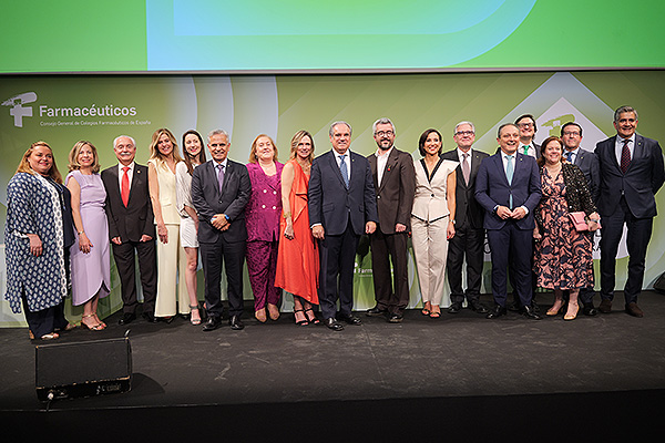 Foto de la nueva cúpula del Consejo General de Colegios Oficiales Farmacéuticos, junto a Javier Padilla