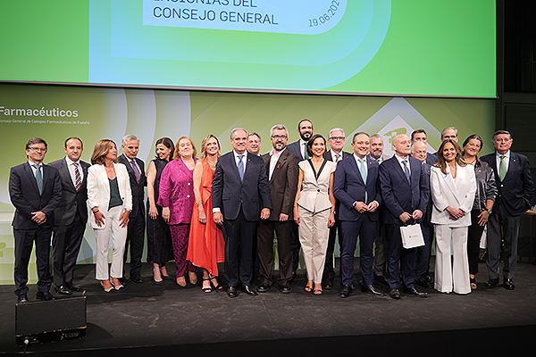 Foto con los galardonados con las insignias del Consejo General de Colegios Oficiales de Farmacéuticos.