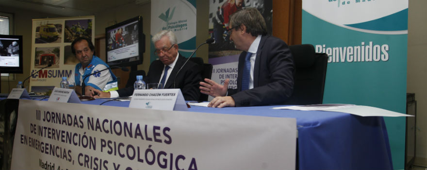  Pablo Busca, director gerente del Summa 112; Jesús Sánchez Martos, consejero de Sanidad de Madrid y Fernando Chacón, decano del Colegio de Psicólogos de Madrid, durante la jornada.