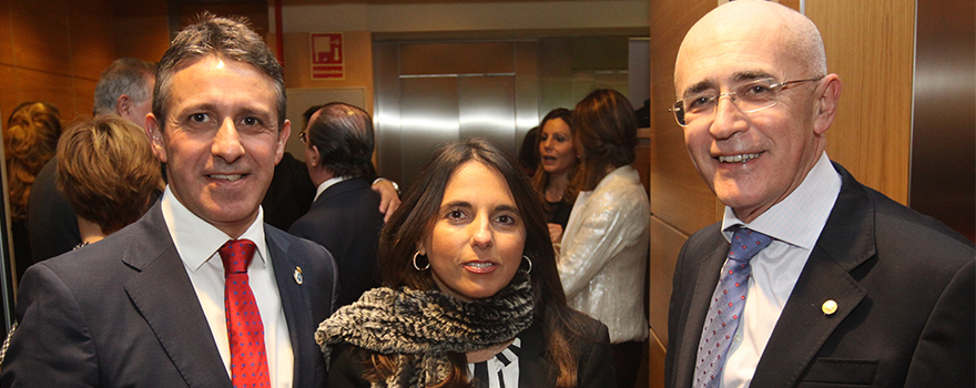 Miguel Ferro, director general de AMA; Raquel Murillo; Carlos Arjona, presidente del Colegio de Médicos de Cáceres