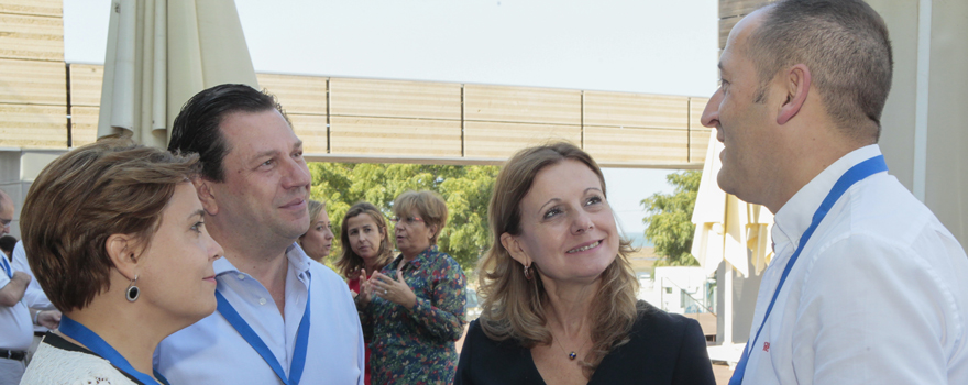 Carmen Montaño y Fernando Forja, gerente del Hospital Puerta del Mar. A la derecha, Marina Álvarez y Antonio González.