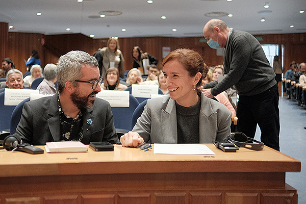 Javier Padilla conversa con Mónica García.