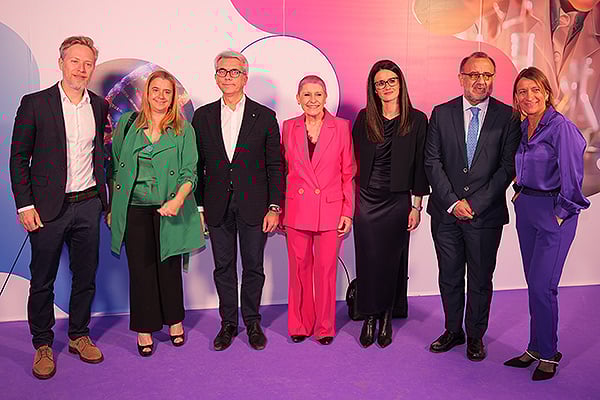 Ronan Izcovich, director de Área de Tumores Sólidos de Novartis España; Natividad Calvente; Jesús Ponce; Begoña Barragán, presidenta del Grupo Español de Pacientes con Cáncer; Esther Espinosa, Marcos Martínez, gerente de administración financiera en Grupo Español de Pacientes con Cáncer; y Josefina Lloret,  responsable del Departamento de Pacientes Novartis España.