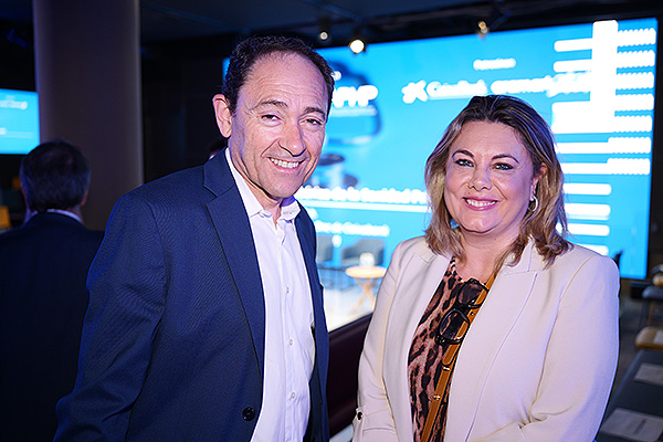 Juan Carlos González y Herminia Rodríguez, vicepresidenta de Hospitales Universitarios San Roque.