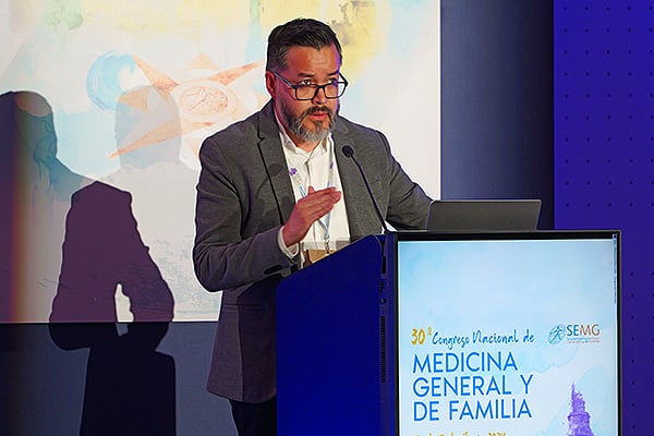 Edgar Arturo, médico de Familia en el Centro de Salud O Carballiño (Ourense).