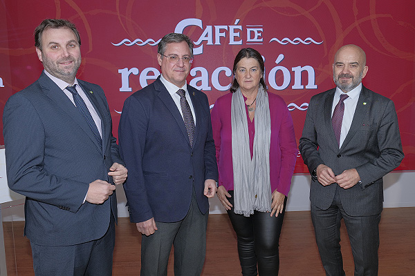 José Luis Nájera, presidente del Colegio Oficial de Farmacéuticos de Palencia; Juan Prieto, presidente del Colegio Oficial de Farmacéuticos de Zamora; Inés Barco, presidenta del Colegio Oficial de Farmacéuticos de Ávila; y Javier Herradón, presidente del Comité Directivo del Consejo de Colegios Profesionales de Farmacéuticos de Castilla y León.