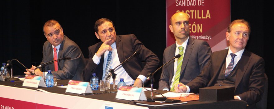 Imagen de la mesa presidencial de los Premios, compuesta por David Asín, de Linde, Antonio María Sáez Aguado, consejero de Sanidad de Castilla y León, Ricardo López, director general de Sanitaria 2000 y Martín Sellés, presidente de Janssen en España.