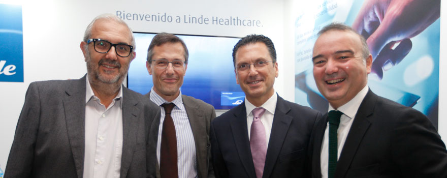 De izquierda a derecha: Antonio Navarro, del Hospital Universitario Puerta Real; Manuel Mora, director de Hospitales de Linde; Jorge Huertas, director de Linde Healthcare; y David Asín, director Homecare de Linde.