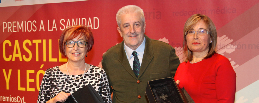 Candelas Fernández y Alicia Vaquero, recogen el premio de 